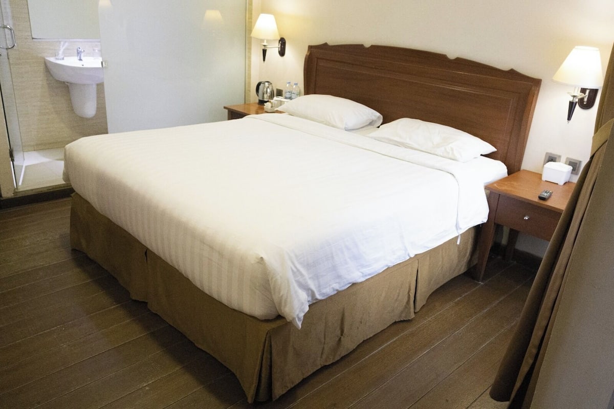 Desk, free WiFi, bed sheets
