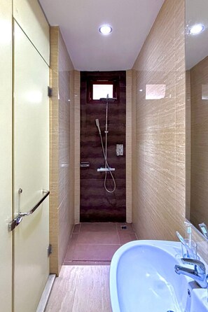 Buồng tắm vòi sen, đồ dùng nhà tắm miễn phí, dép đi trong nhà 