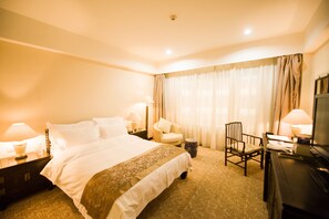 Deluxe King Room | Living area | LCD TV - Garden Hotel (Datong)
