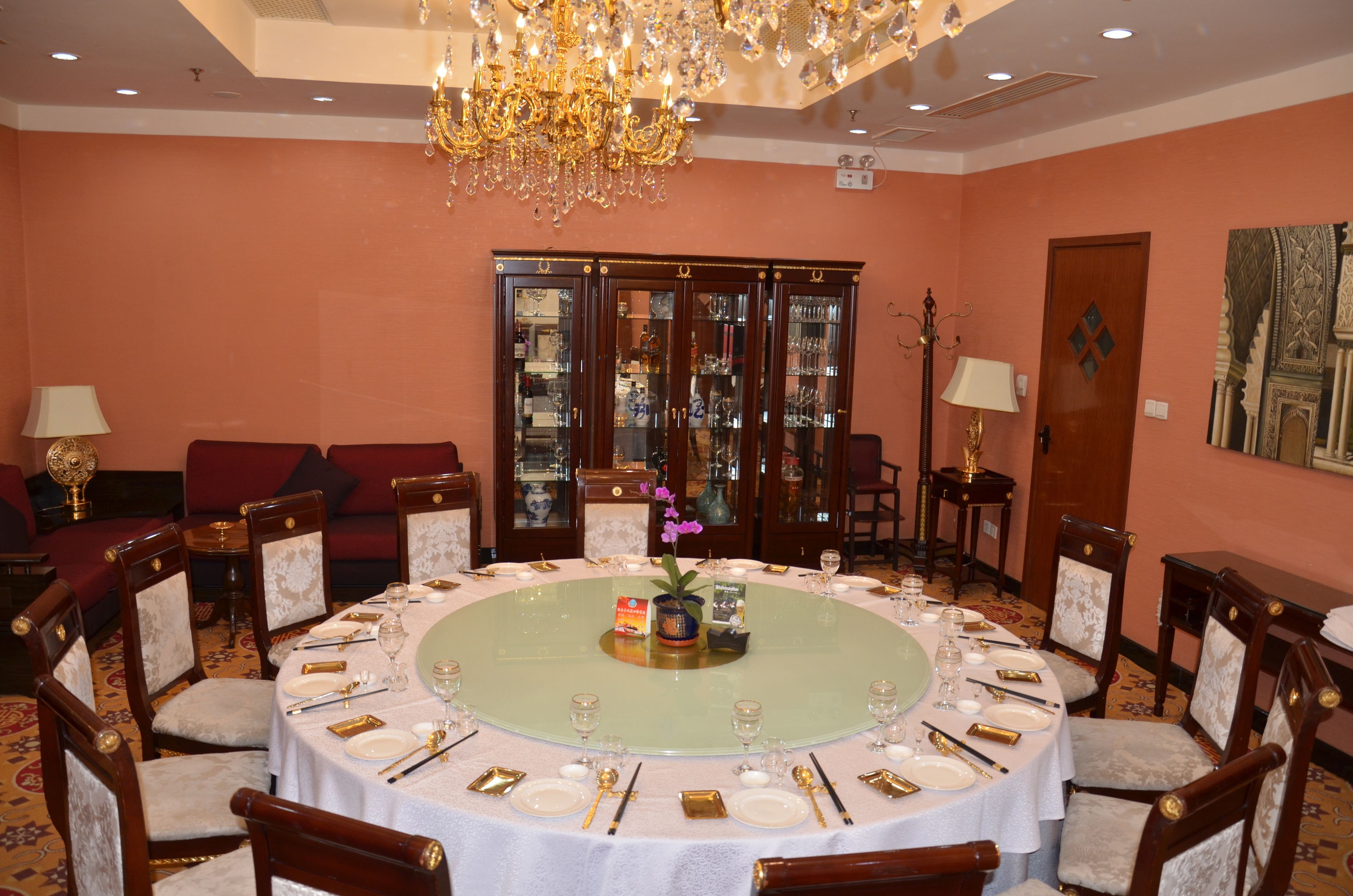 Un comedor formal con una mesa redonda dispuesta para seis personas, rodeada por seis sillas.