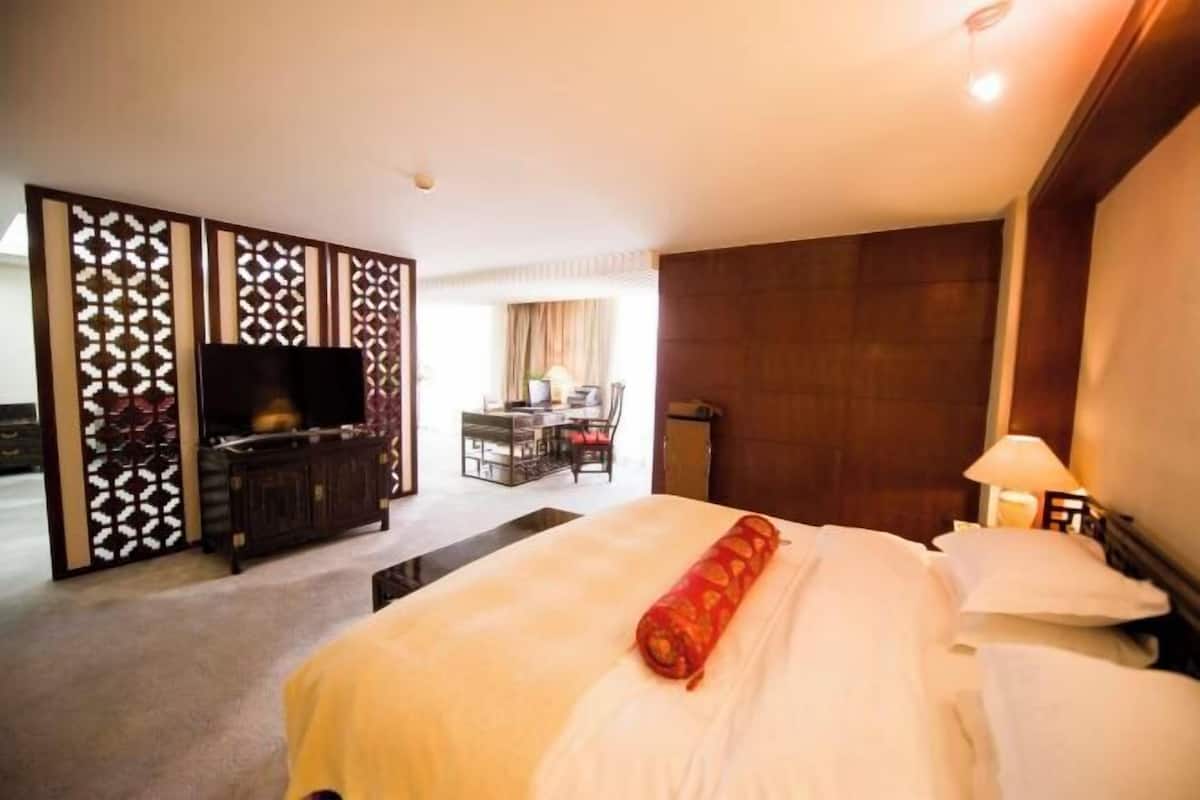 Minibar, coffres-forts dans les chambres, bureau, rideaux occultants
