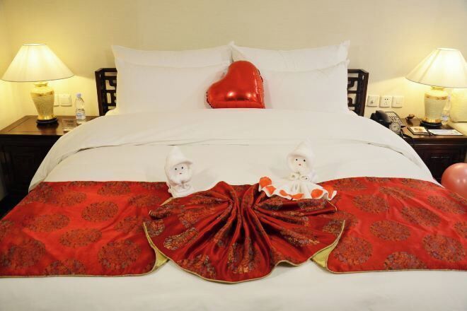 Minibar, caja de seguridad en la habitación y escritorio 