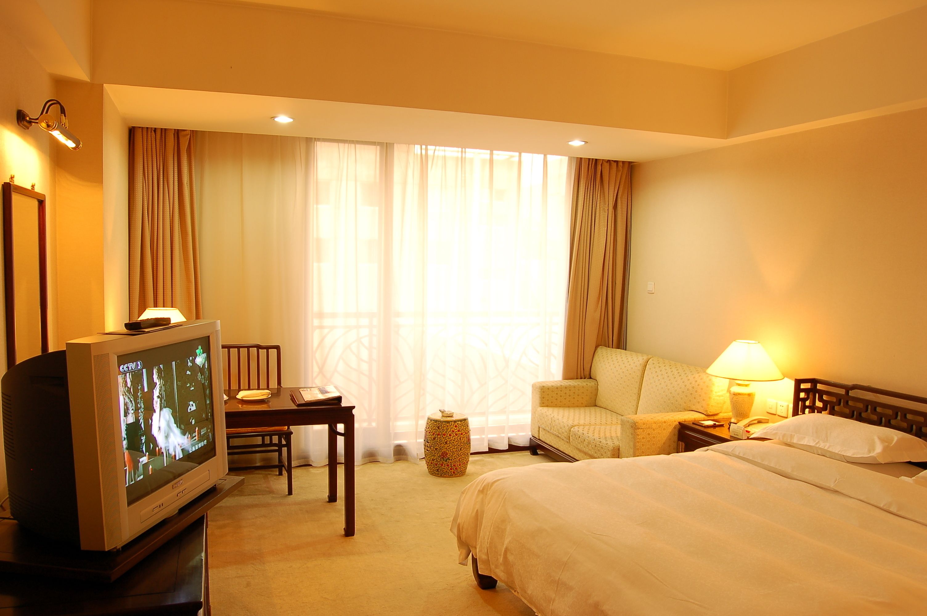 deluxe king room | minibar, in-room safe, desk, blackout curtains