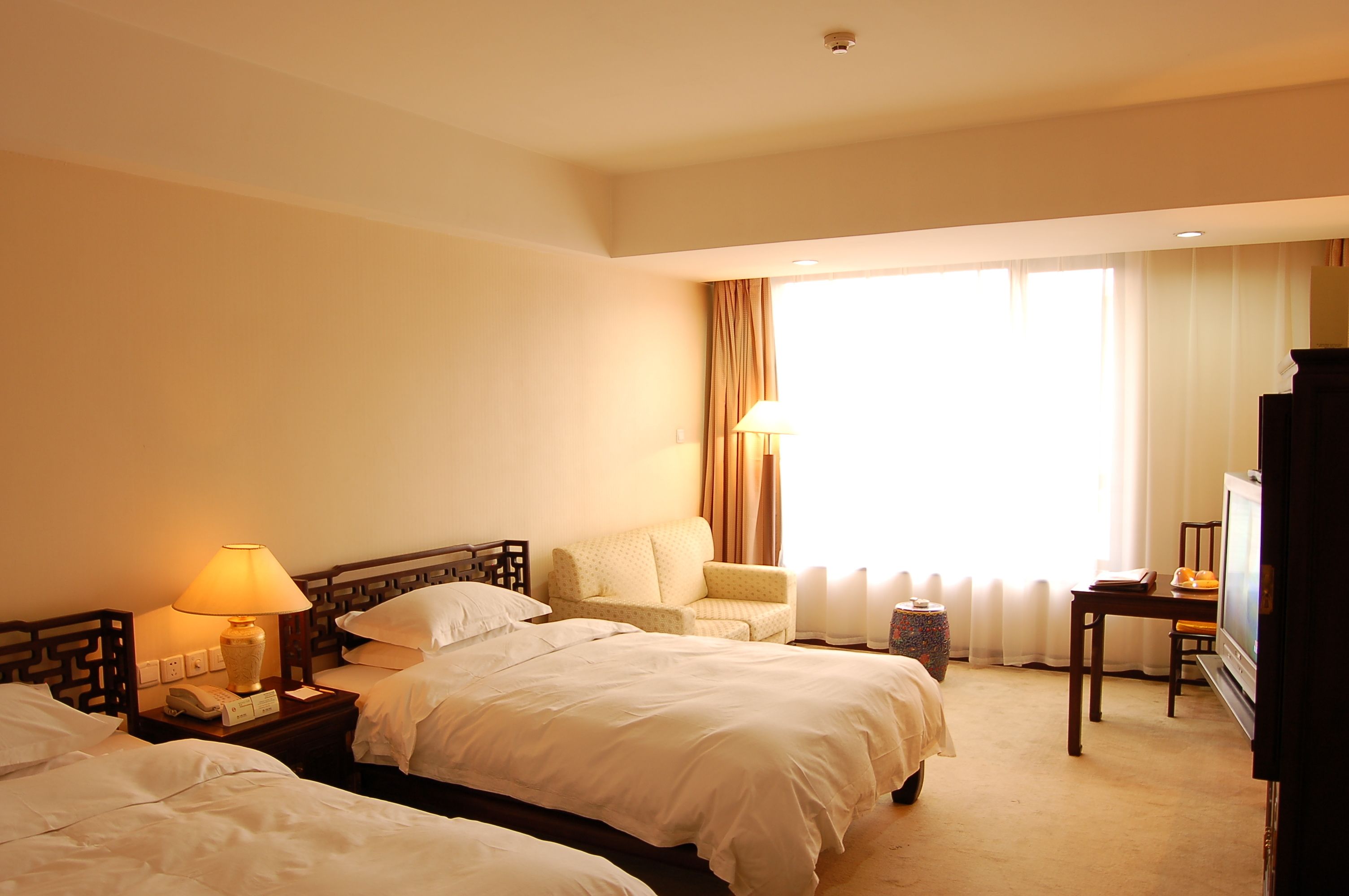 deluxe twin room | minibar, in-room safe, desk, blackout curtains