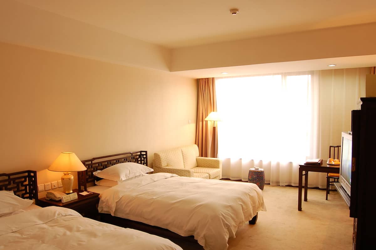 deluxe twin room | minibar, in-room safe, desk, blackout curtains