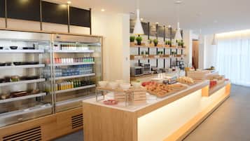 朝食、ランチ、ディナーに営業 (郷土料理と各国料理)