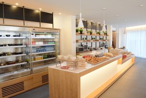 供应早餐、午餐和晚餐，本地与国际菜