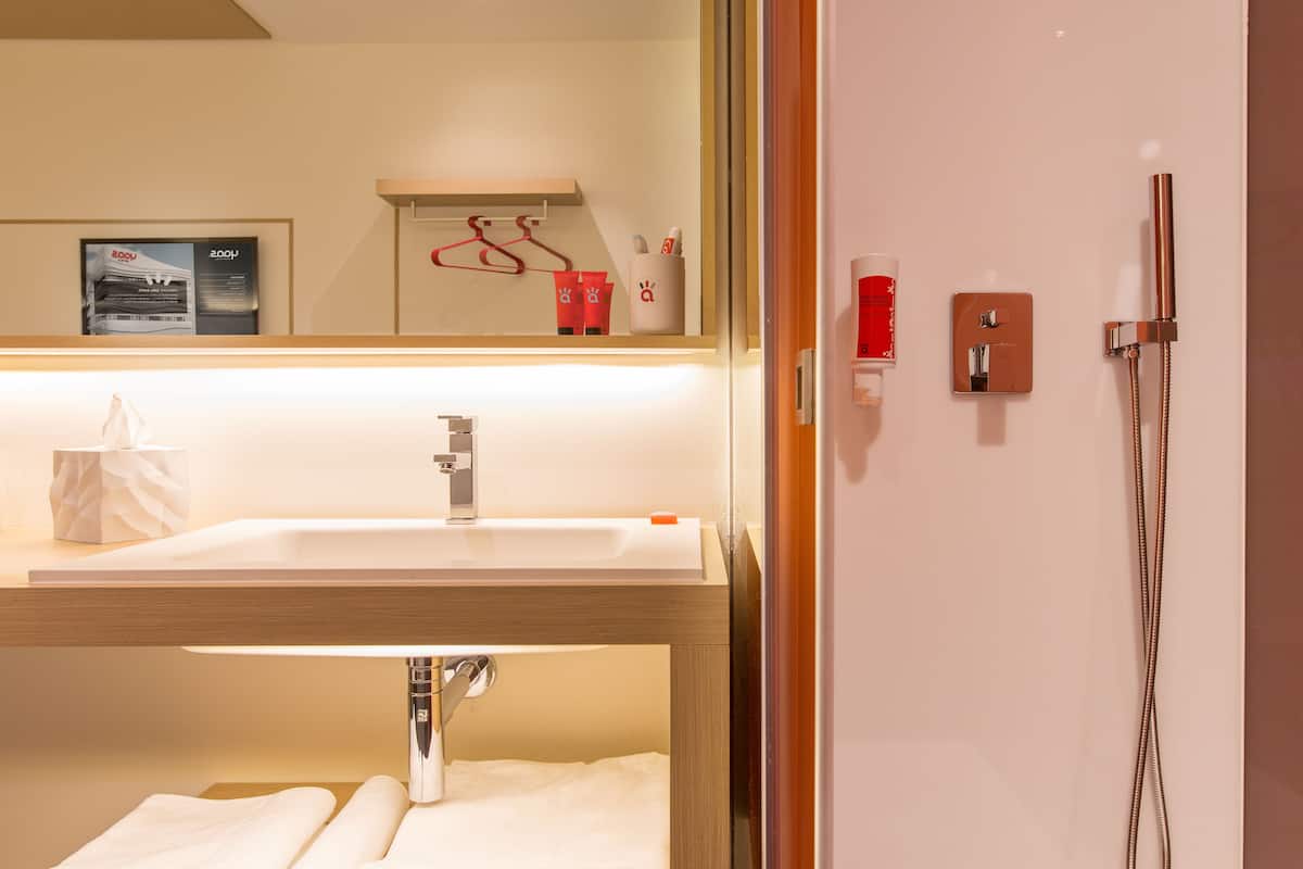 shower, rainfall showerhead, free toiletries, hair dryer