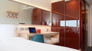 Habitación estándar, vista a la ciudad | Ropa de cama de alta calidad y escritorio