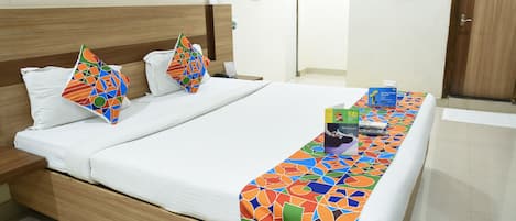 デラックス ダブルルーム | セーフティボックス (室内)、デスク、可動式ベッド、WiFi (無料)