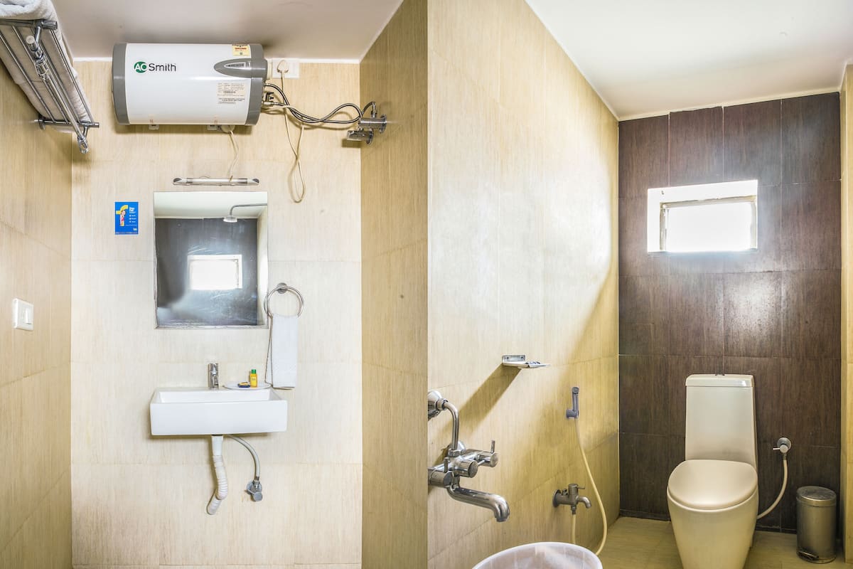 Quarto casal luxo | Banheiro | Chuveiro, chuveiro com efeito de chuva, produtos de toalete grátis