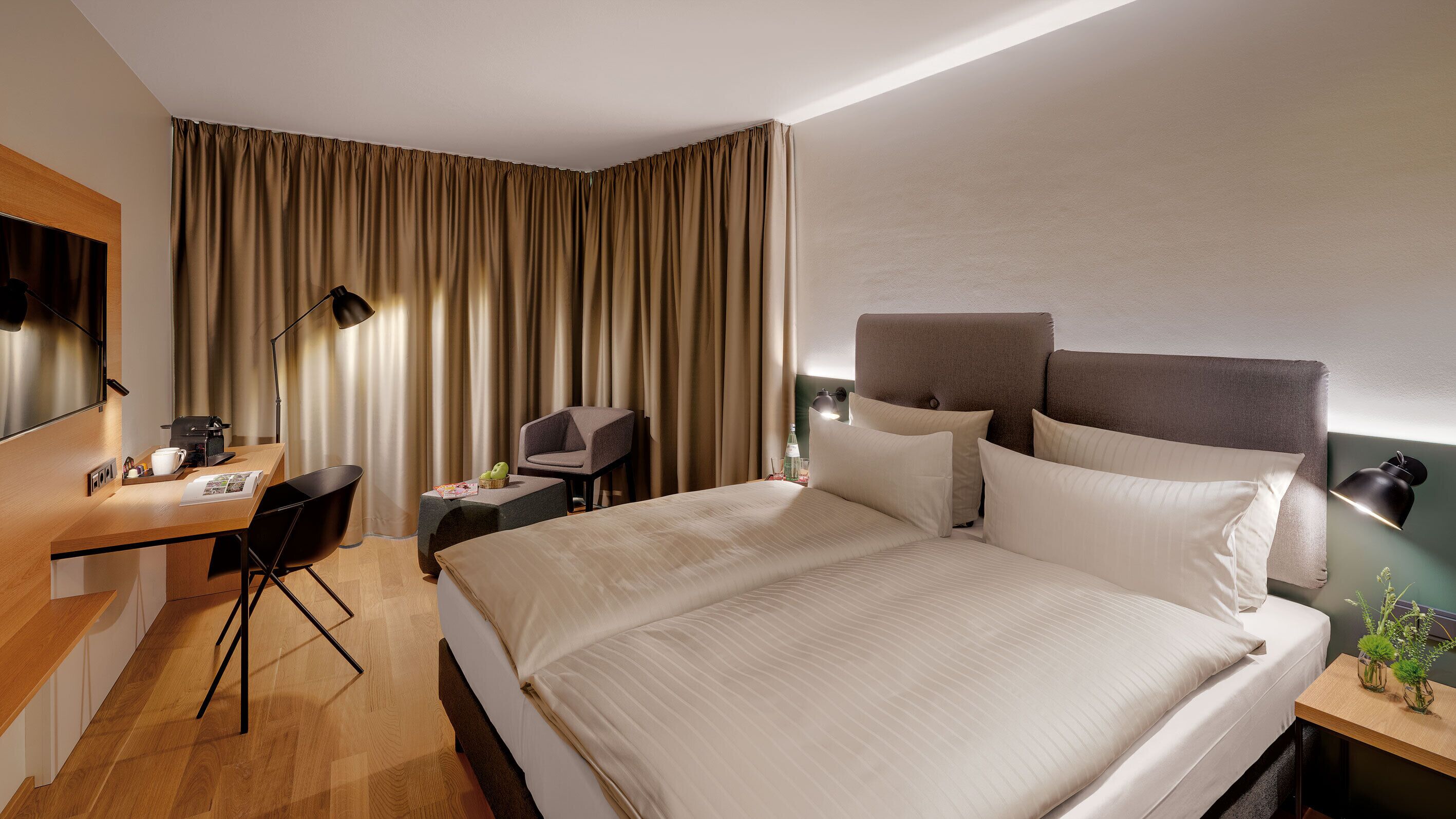Premium bedding, in-room safe, desk, laptop workspace