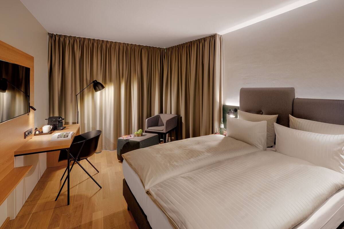 Premium bedding, in-room safe, desk, laptop workspace