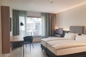 YARD "Big" | Hochwertige Bettwaren, Zimmersafe, Schreibtisch