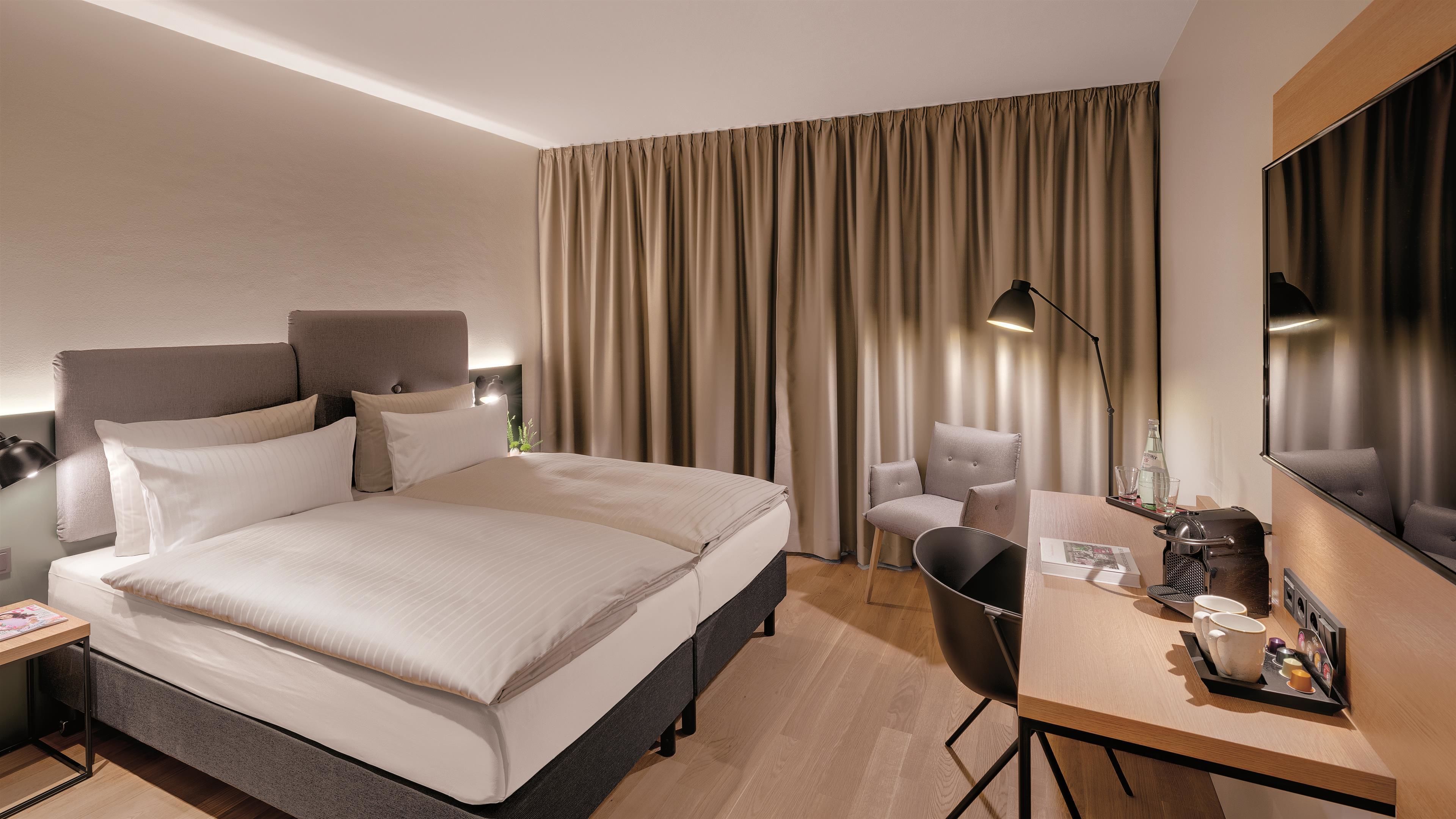 yard "medium" | hypo-allergenic bedding, in-room safe, desk, soundproofing