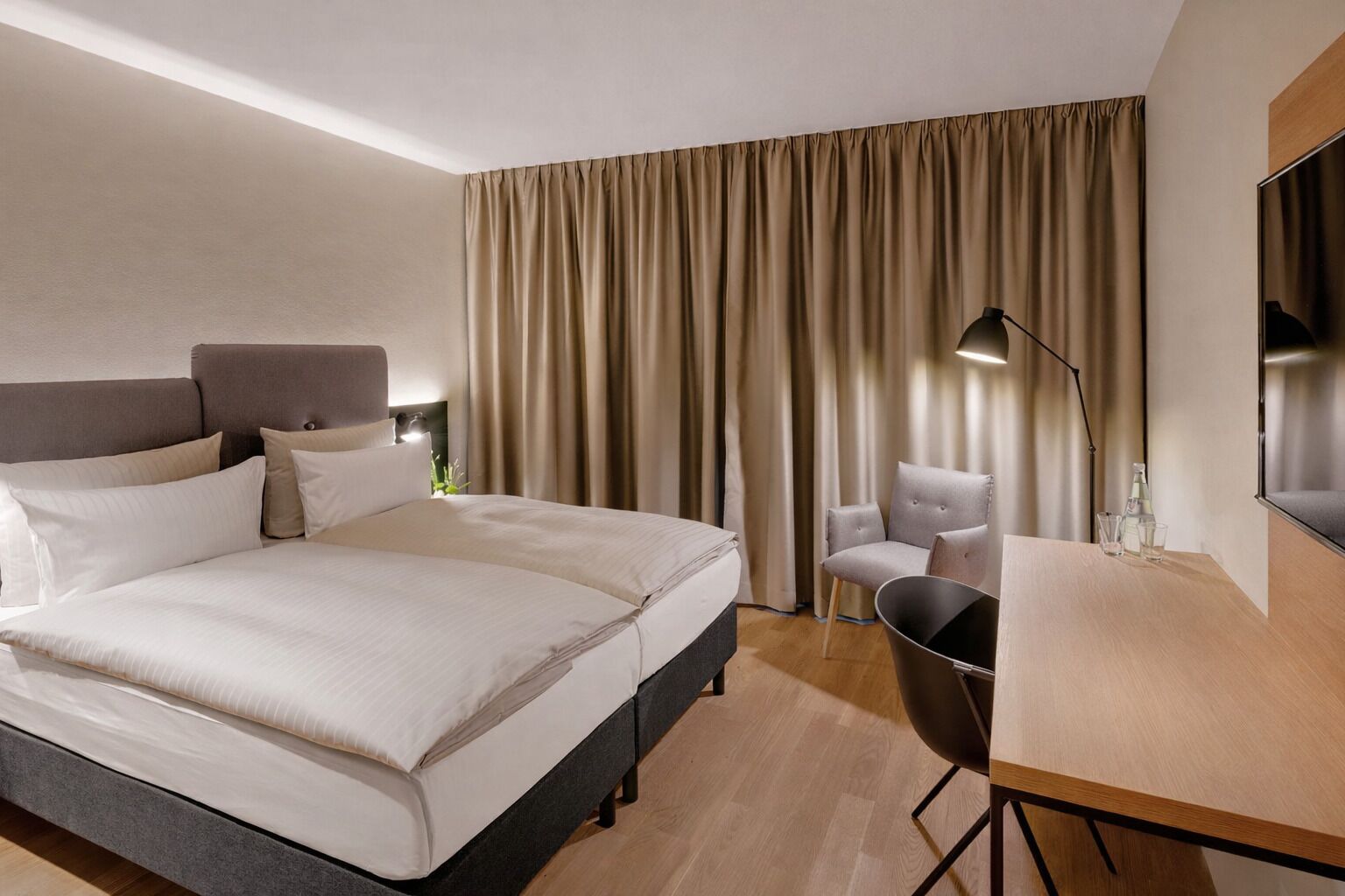 YARD "Medium" | Ropa de cama de alta calidad, caja fuerte, escritorio