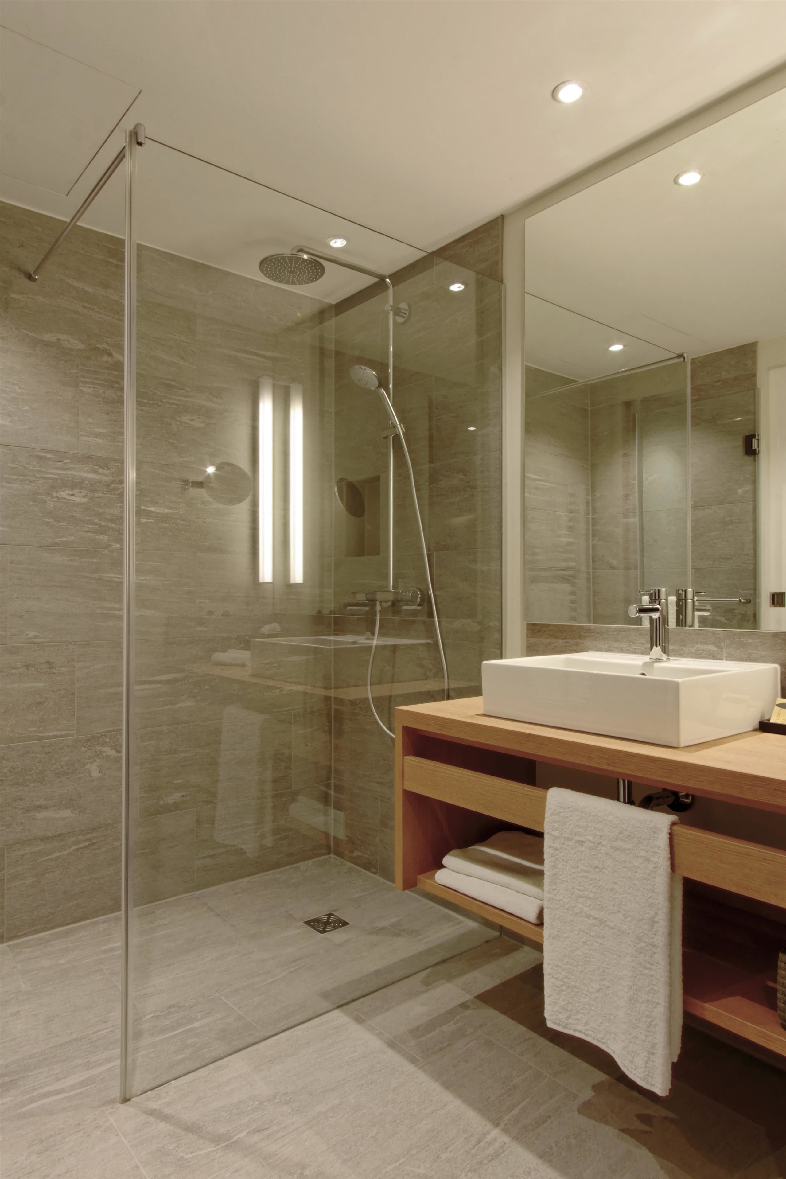 yard "medium" | bathroom | shower, free toiletries, hair dryer, towels