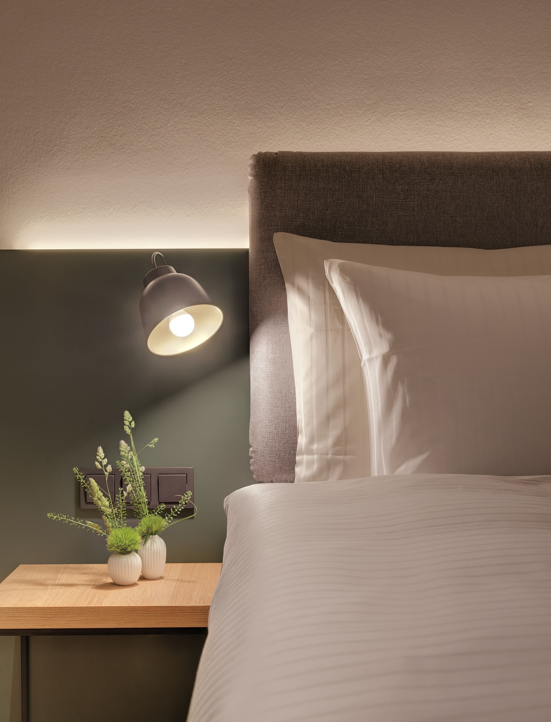 hypo-allergenic bedding, in-room safe, desk, soundproofing