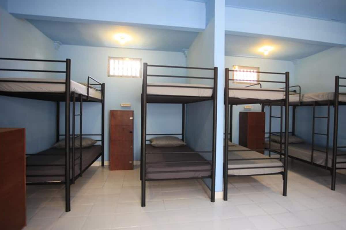 In-room safe, free WiFi, bed sheets