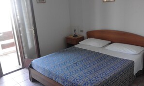 Habitación doble | Escritorio, cortinas blackout y tabla de planchar con plancha 