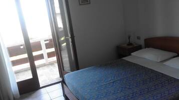 Habitación doble | Escritorio, cortinas blackout y tabla de planchar con plancha