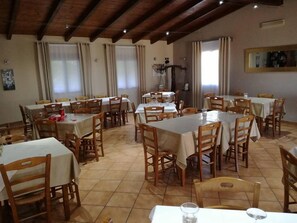 Se sirven desayunos, cenas y cocina italiana 