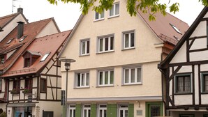 A traditional European building with multiple windows and a green door. - Stadthaus Gut Hügle (Ravensburg)