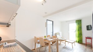 디럭스 아파트, 침실 2개, 발코니, 정원 전망 | 객실 내 식사 공간