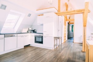 Apartment, 2 Schlafzimmer | Eigene Küche | Kühlschrank, Herdplatte, Wasserkocher mit Kaffee-/Teezubehör