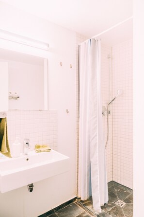 Deluxe Apartment, 2 Bedrooms, Terrace | Bathroom | Shower, free toiletries, hair dryer, towels - Stadthaus Gut Hügle (Ravensburg)
