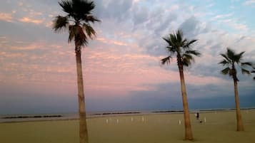 Beach nearby, white sand, 20 beach bars