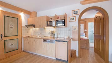 Apartment (3) | Private kitchen | Full-sized fridge, microwave, oven, stovetop