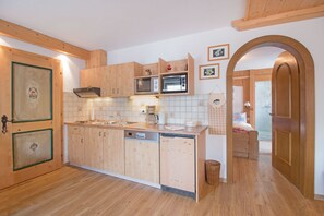 Huoneisto (3) | Yksityinen keittiö | Täysikokoinen jääkaappi, mikroaaltouuni, uuni, liesi