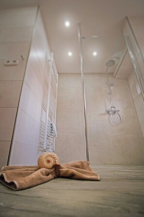 Appartement (3) | Badkamer met douche