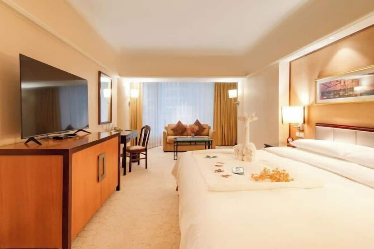 Caja de seguridad en la habitación, escritorio y cortinas blackout