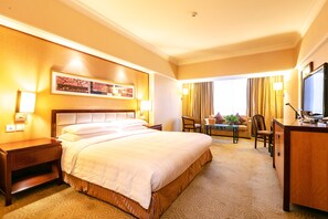 In-room safe, desk, blackout drapes, iron/ironing board - Golden Flower Hotel (Xi'an)