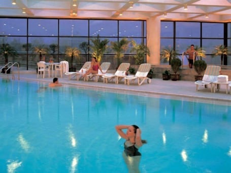 Una piscina techada, una piscina al aire libre