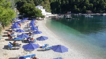 Una spiaggia nelle vicinanze, lettini da mare, ombrelloni