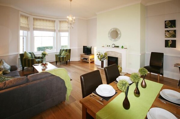 Appartement, 2 chambres, patio | Salle de séjour | Téléviseur à écran plat, foyer, lecteur de DVD