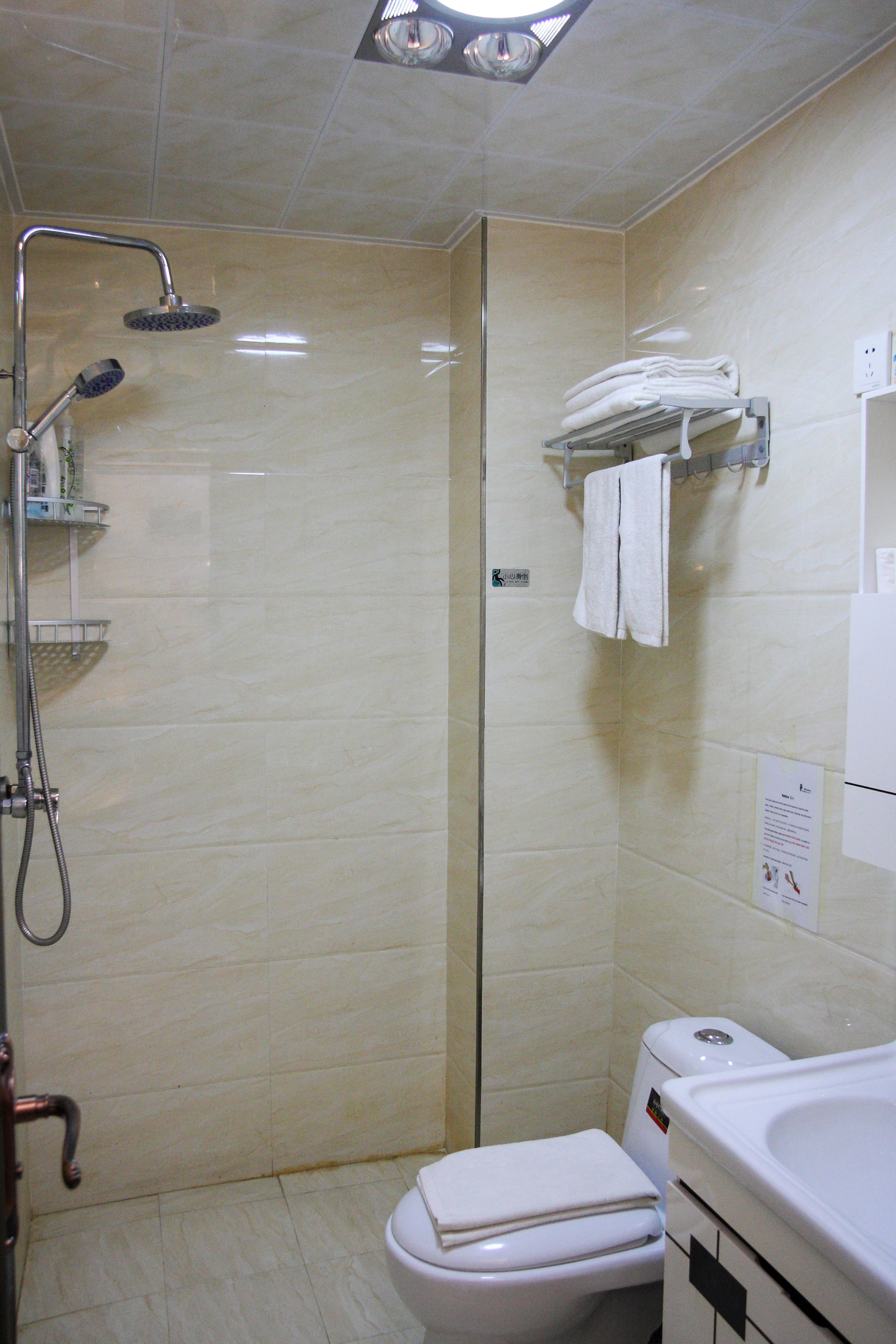superior twin studio | bathroom | shower, free toiletries, hair dryer, towels