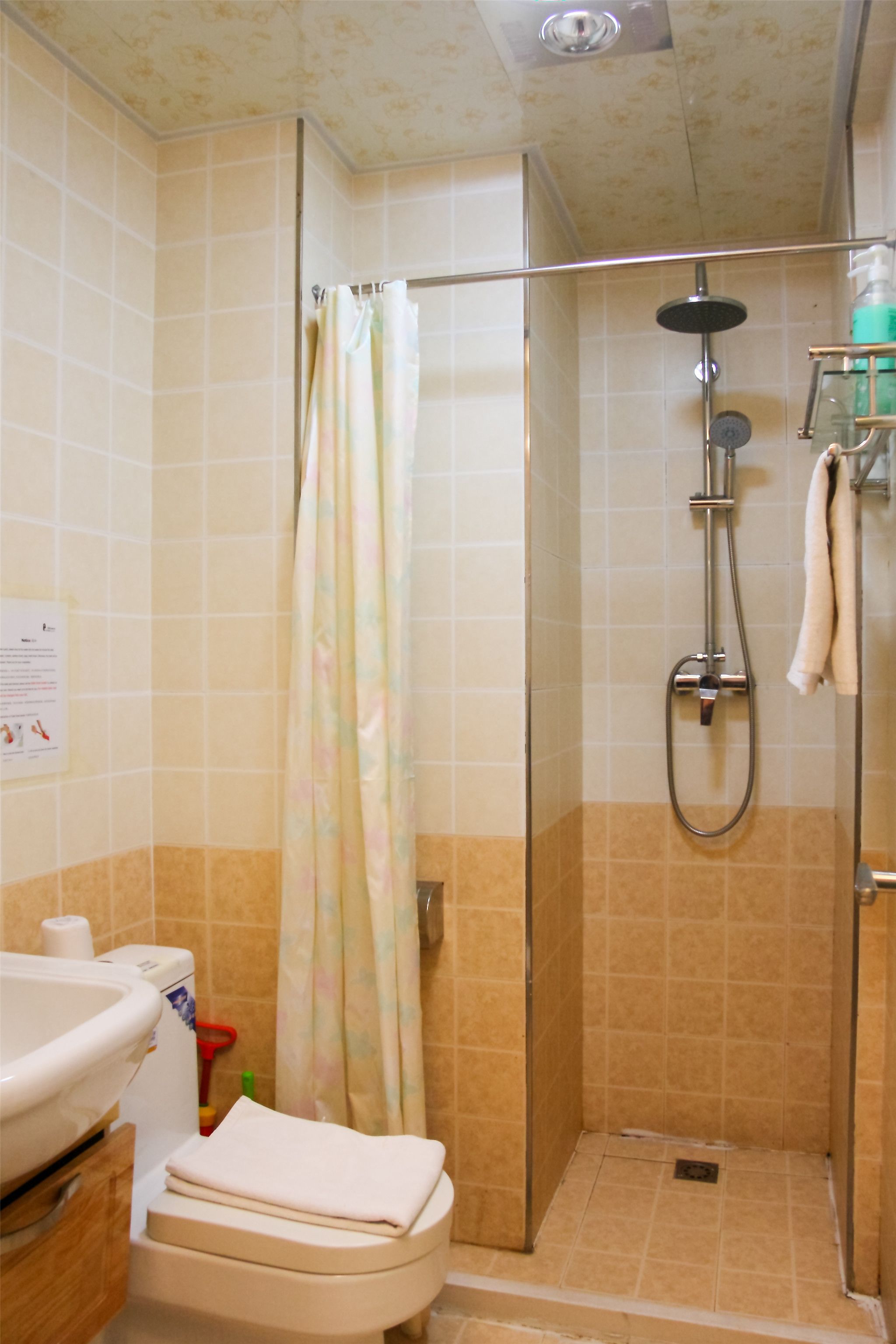 superior queen studio | bathroom | shower, free toiletries, hair dryer, towels