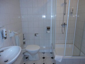 Shower, free toiletries, hair dryer, towels - B&D Hotel (Hannover)