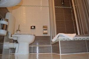 Dusch, gratis toalettartiklar, hårtork och handdukar