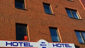 Une enseigne d’hôtel sur laquelle on peut lire « HÔTEL » et « B&D ».
