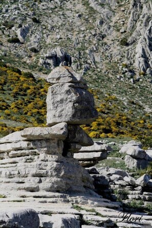 A stack of large rocks in a natural setting. - Hostal Vista a la Sierra (Valle de Abdalagis)