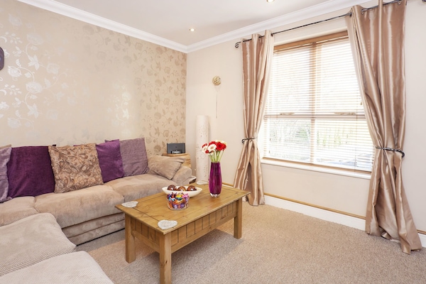 Lägenhet - 3 sovrum - uteplats | Vardagsrum | Platt-tv och dvd-spelare