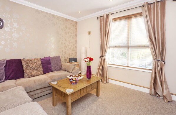 อพาร์ทเมนท์, 3 ห้องนอน, ลานระเบียง | บริเวณนั่งเล่น | ทีวีจอแบน, เครื่องเล่นดีวีดี