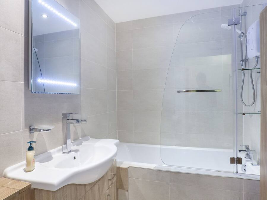 Apartamento, 3 habitaciones, patio | Baño | Ducha y bañera combinadas y artículos de higiene personal gratuitos