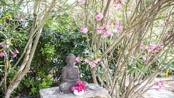 Hochwertige Bettwaren, Zimmersafe, individuell dekoriert