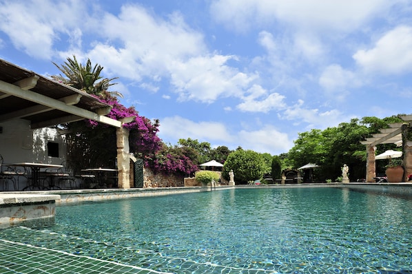 2 kolam renang terbuka, payung kolam, kerusi lepak pantai